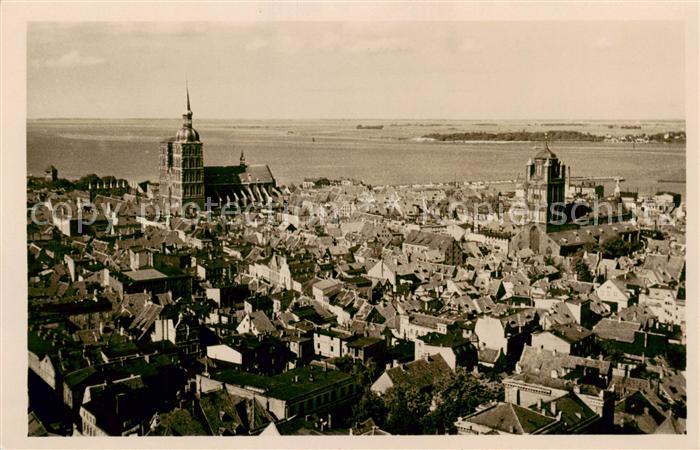 Stralsund Blick ueber die Altstadt auf Ruegens Kueste