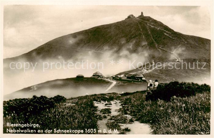 Riesengebirge Krkonose Karkonosze Nebelwolken an der Schneekoppe mit Schlesierha