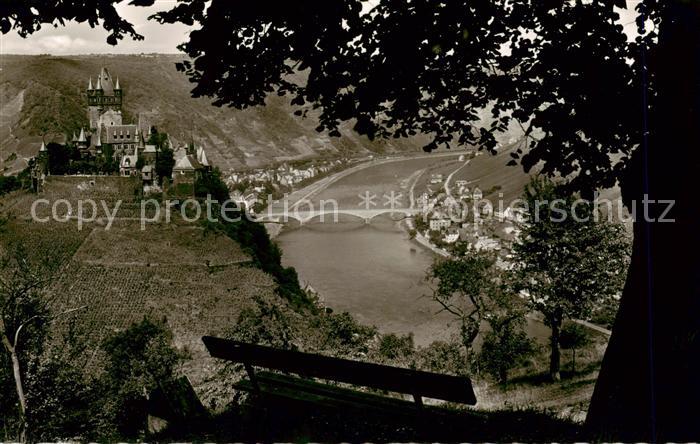 Cochem Kochem Mosel Blick von den drei Kreuzen auf Cochem mit Burg