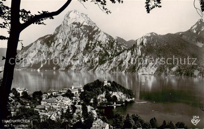 Traunkirchen AT Panorama Blick ueber den Traunsee gegen Traunstein