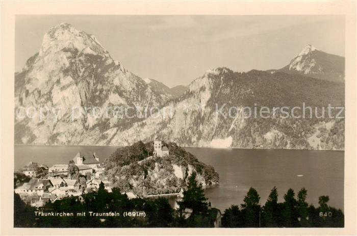 Traunkirchen AT Panorama Blick ueber den Traunsee gegen Traunstein