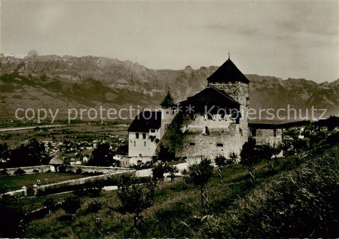 Liechtenstein Fuerstentum Schloss Vaduz mit Kreuzbergen