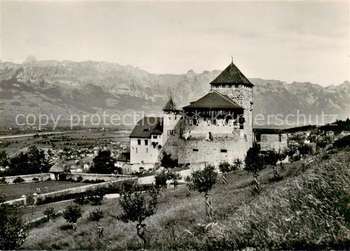 Liechtenstein Fuerstentum Schloss Vaduz mit Kreuzbergen