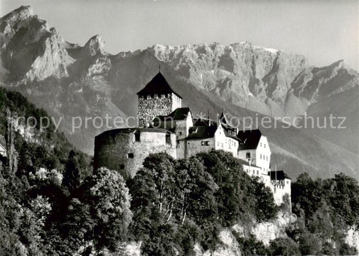 Liechtenstein Fuerstentum Schloss Vaduz mit Rappenstein und Falknis