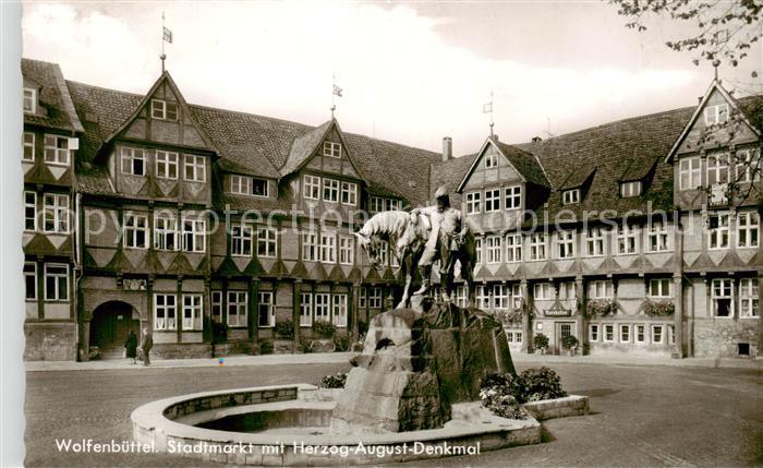Wolfenbuettel Stadtmerkt mit Herzog August Denkmal