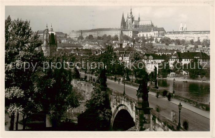 Praha Prahy Prague Karlsbruecke mit Hradschin