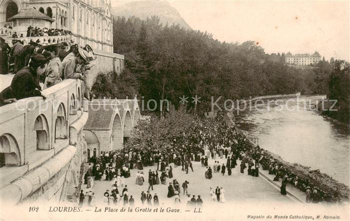 Lourdes 65 La Place de la Grotte et le Gave