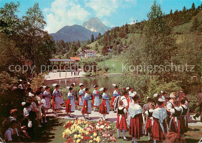 Mittenwald Bayern Kurpark mit Wetterstein und Trachtengruppe