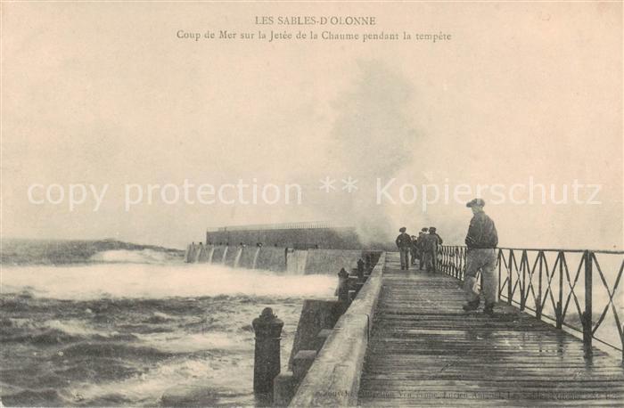Les Sables-d Olonne 85 Coup de Mer sur la Jetée de la Chaume pendant la tempête