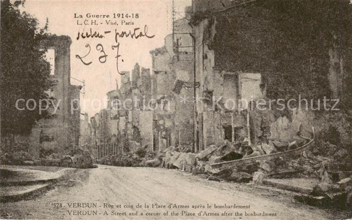 Verdun  55 Meuse Rue et coin de la Place d’Armes apres le bombardement