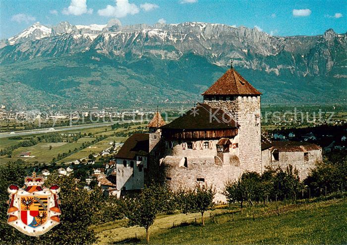 Liechtenstein Fuerstentum Schloss Vaduz mit Schweizer Bergen
