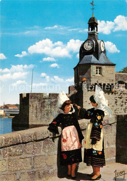 Concarneau 29 Finistere Jeunes filles en costumes du pays devant le Beffroi de l
