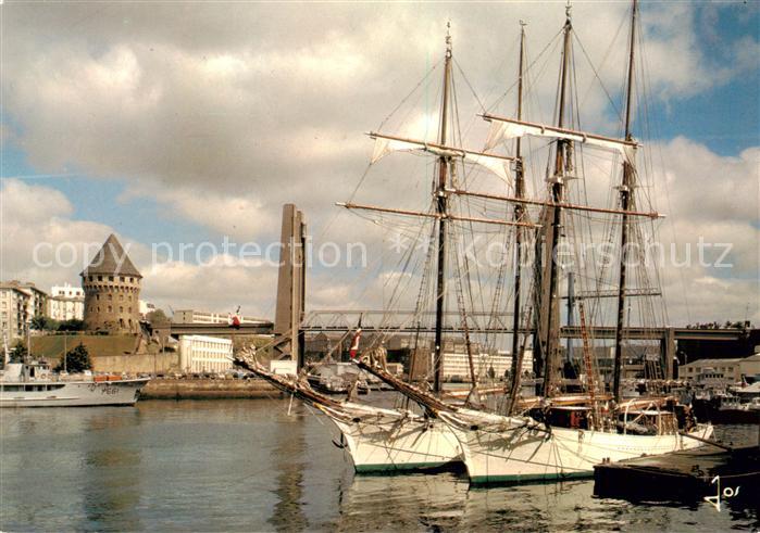 Brest 29 Les goelettes l’Etoile et la Belle Poule a quai sur les rives de la Pen