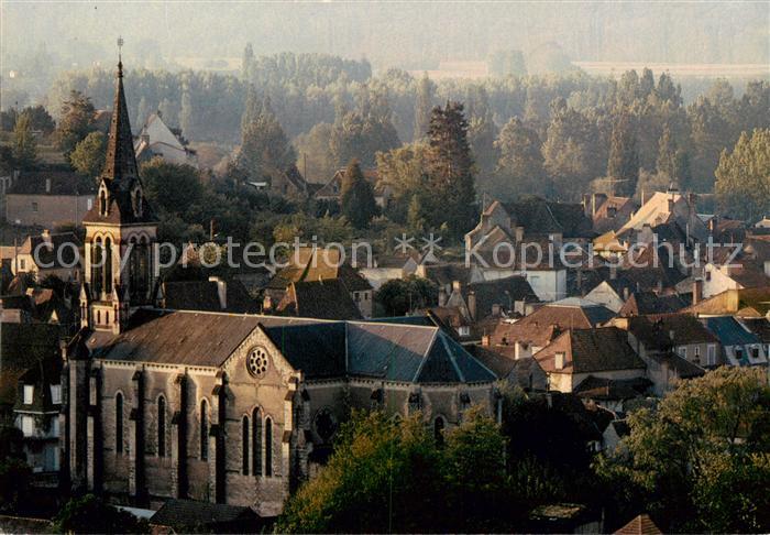 Le Bugue 24 Dordogne Les toits du village dans un cadre de verdure