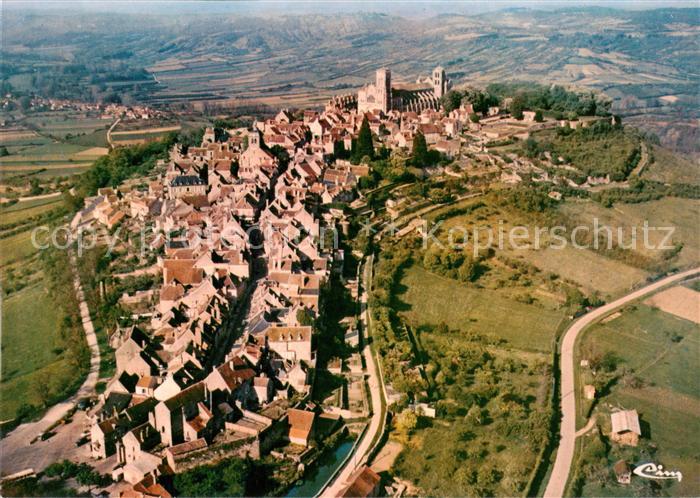 Vezelay 89 Yonne Vue aerienne de la ville et de la basilique