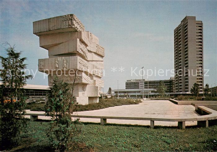Szolnok HU Denkmal der 900jaehrigen Stadt Szolnok Hochhaus