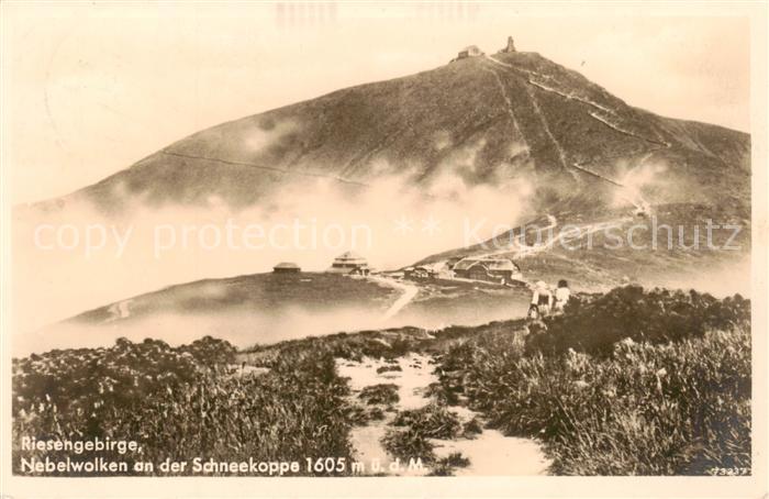 Riesengebirge Krkonose Karkonosze Nebelwolken an der Schneekoppe mit Schlesierha