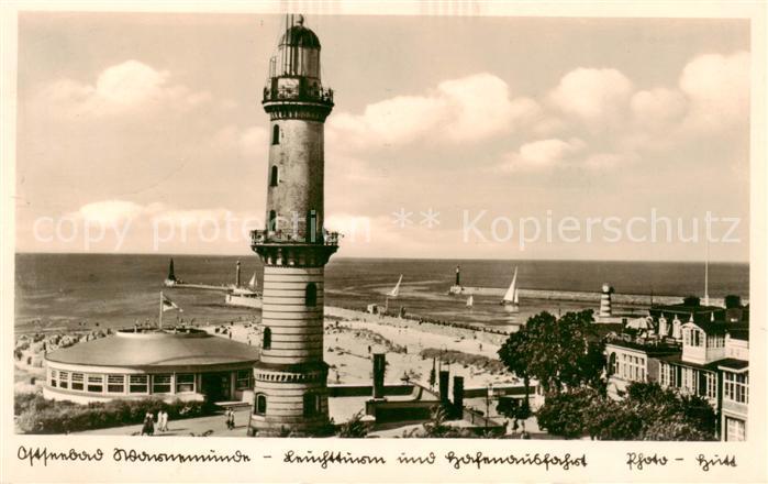 Warnemuende Ostseebad Leuchtturm und Hafenausfahrt