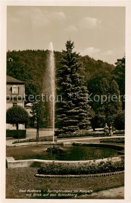 Bad Kudowa Kudowa-Zdroj Niederschlesien PL Springbrunnen im Kurpark mit Blick au