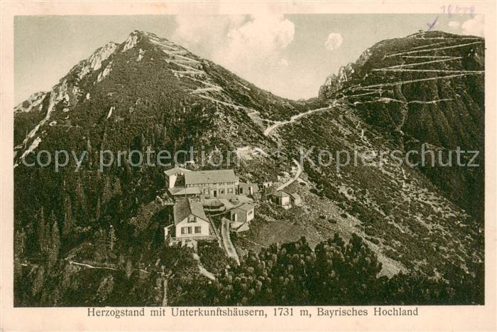 Herzogstand 1738m Kochel See Oberbayern Fliegeraufnahme mit Unterkunftshaeusern