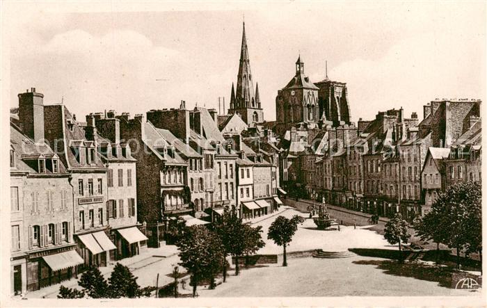Guincamp La Place du Centre et l’Eglise Notre Dame de Bon Secours