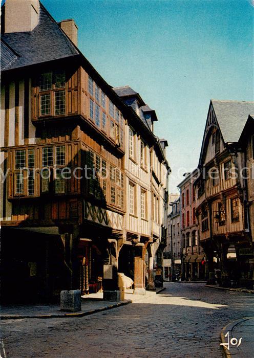 Dinan 22 Cotes-d Armor La place de l’Apport et les maisons a porche