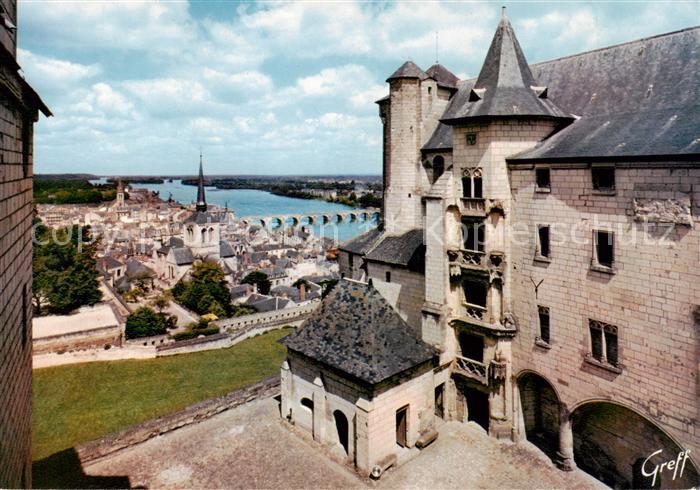 Saumur 49 Cour interieure du chateau vue sur la ville et la Loire