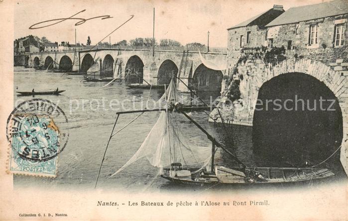 Nantes 44 Les Bateaux de peche a l’Alose au Pont Pirmil