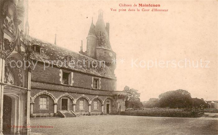 Maintenon 28 Chateau de Maintenon Vue prise dans la Cour d Honneur