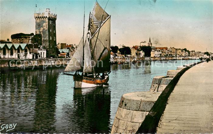 Les Sables-d Olonne 85 Arrivee d’un Thonier devant la Tour d Arundel