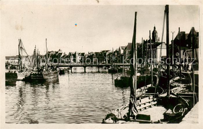 Le Croisic 44 Le port a maree haute et les quais