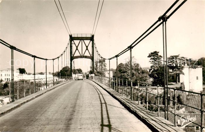 Tonnay-Charente Le Pont Suspendu sur la Charente Entree de la Ville