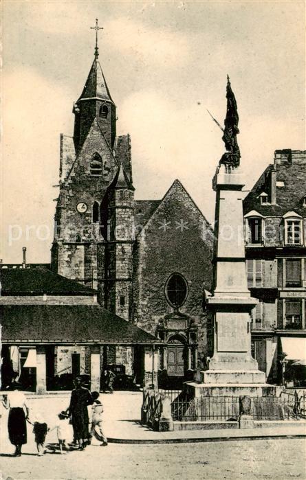 Mamers 72 Sarthe Le Monument aux Morts et l’Eglise St Nicolas