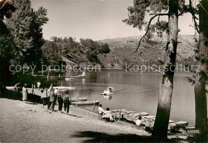 Tazenat Gour de Ancien cratere Superficie Barques et pedalos