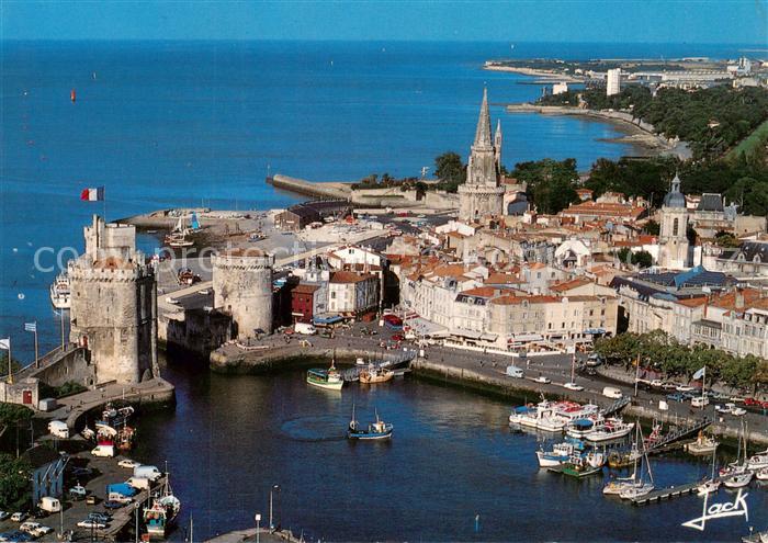 La Rochelle 17 Le vieux port garde par ses deux celebres tours la tour St Nicola