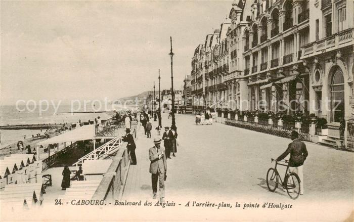 Cabourg 14 Calvados Boulevard des Anglais A l’arriere plan la pointe d Houlgate