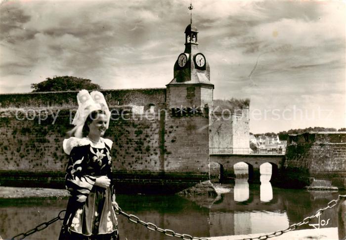 Concarneau 29 Finistere Jeune fille de Concarneau devant remparts de la ville Cl