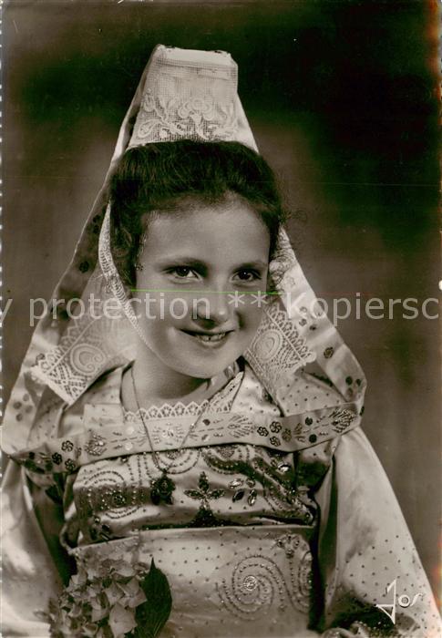 Locronan 29 Finistere Fillette en costume bordelen de Locronan Quimper et le Por