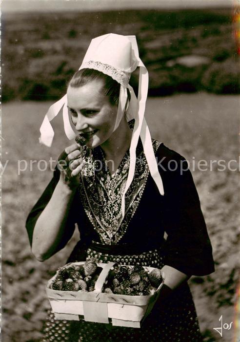 Plougastel-Daoulas Jeune fille en costume de Plougastel a