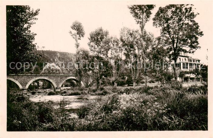 Saint-Leonard-des-Bois Le Pont Neuf et le Touring avec sa terrasse