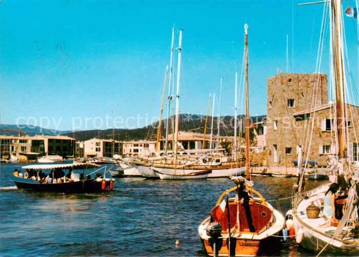 Port Grimaud 83 Var Le passage du coche d’eau entre les yachts des riverains