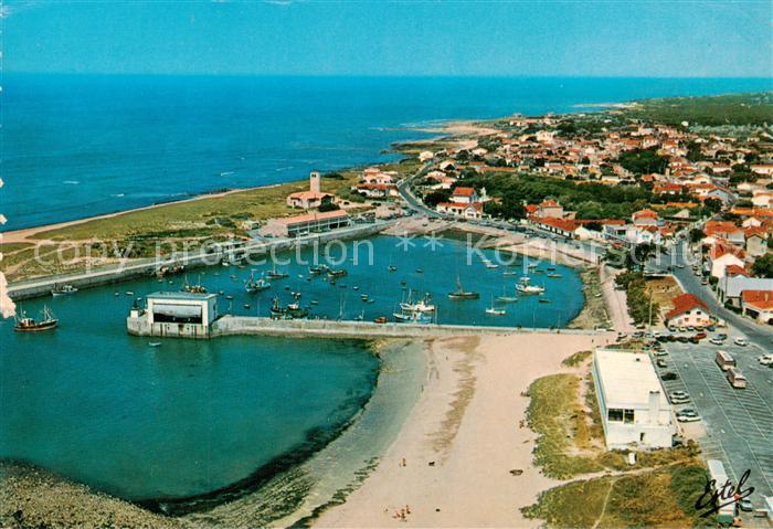 Ile d Oleron 17 Charente-Maritime La Cotiniere Vue aerienne Le port et ses chalu