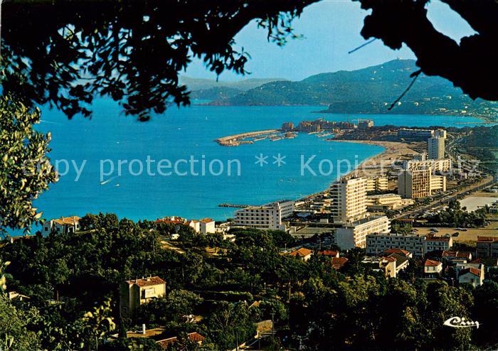 Le Lavandou Vue generale sur le Lavandou et le port de Bormes