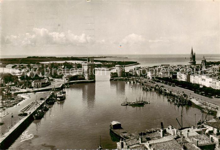 La Rochelle 17 Panorama de l’entree du Port a droite la tour des 4 Sergents