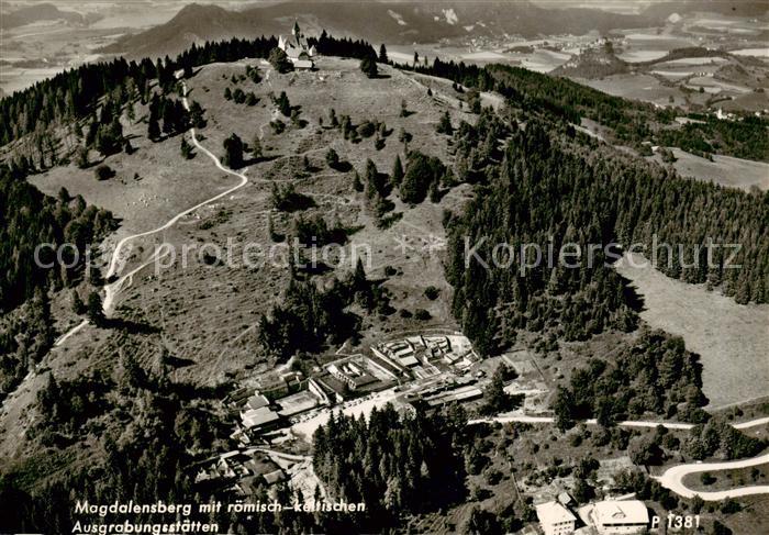Magdalensberg mit roemisch keltischen Ausgrabungsstaetten Fliegeraufnahme