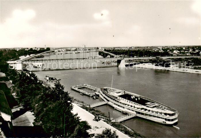 Szeged HU Theissufer mit dem Hotel am Schiff Szoeke Tisza