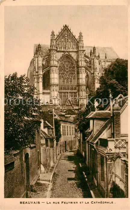 Beauvais  60 Oise La rue Feutrier et la Cathedrale