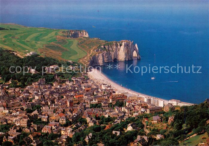 Etretat 76 Vue aérienne des falaises la plage et la ville