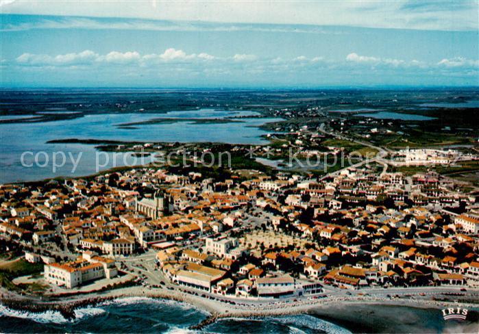 Stes-Maries-de-la-Mer Vue aerienne du village l’Eglise et l’Etang des Launes