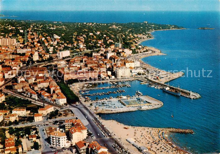 Saint-Raphael  83 Var Vue aerienne sur la ville Une des plages et le port